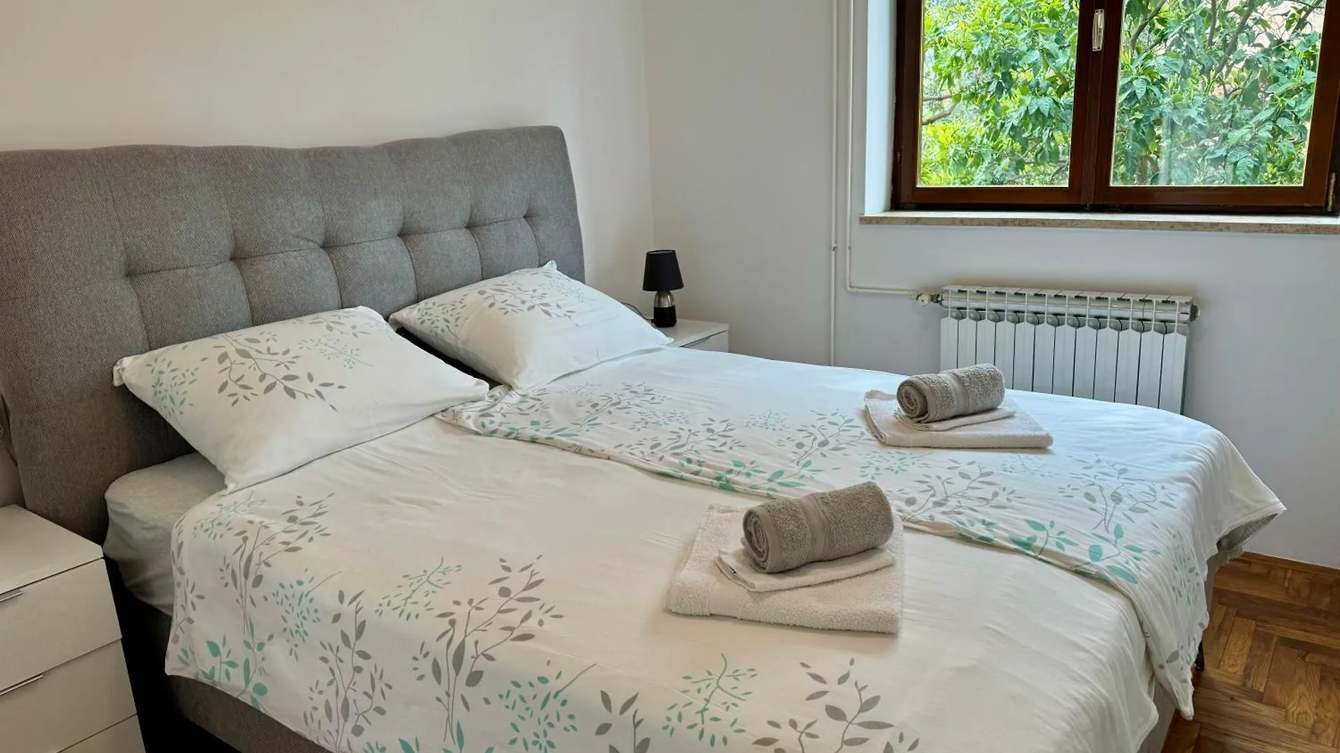 Contacten van Room Tinna Cres